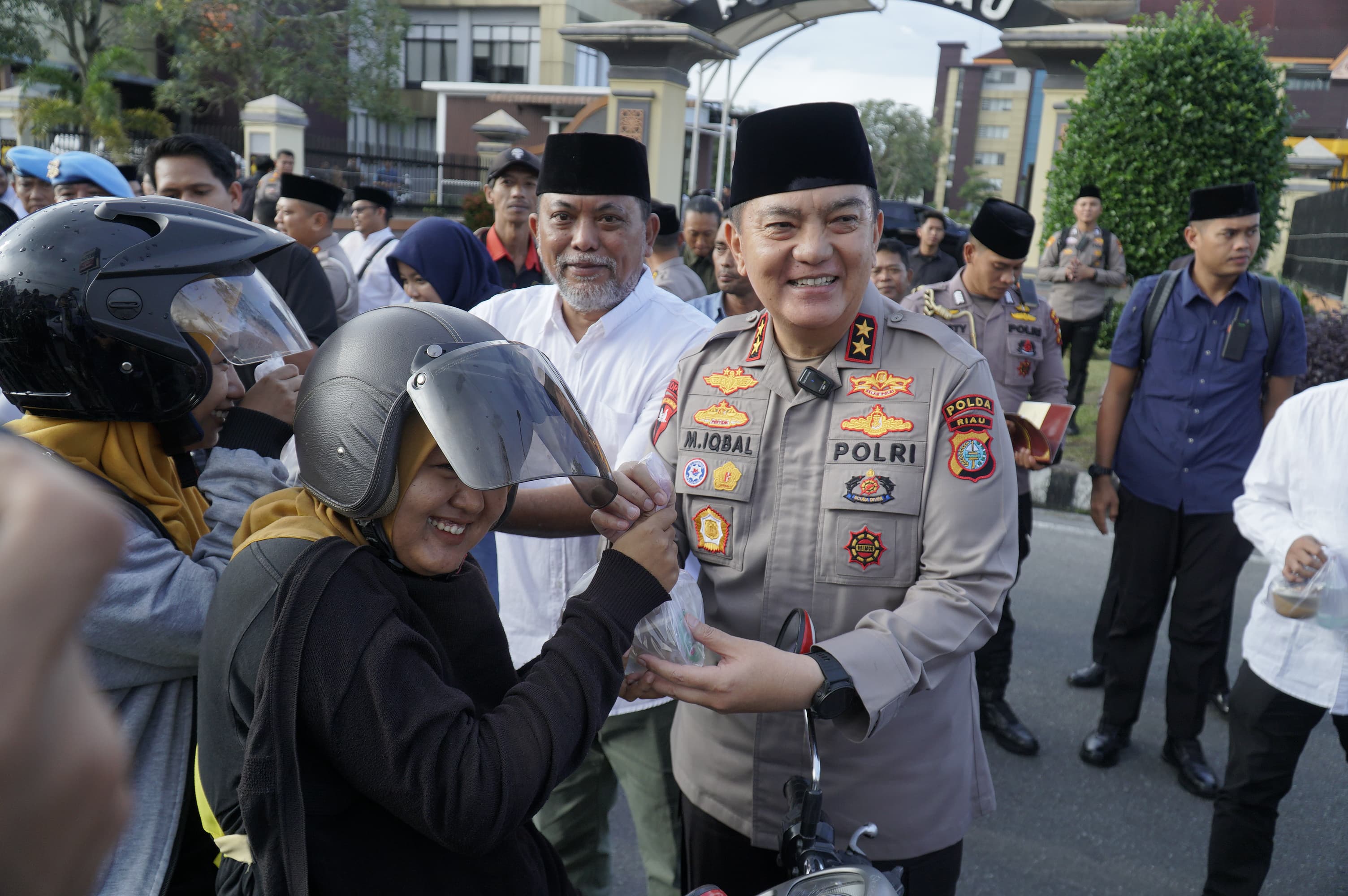 Kapolda Riau Bersama Insan Pers Bagikan Takjil Kepada Masyarakat